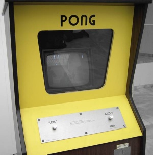 Danes banalno preprosta igra Pong je podjetje Atari izstrelila med nesmrtne.